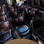 LOTE 199 - 42 CADEIRAS EM MADEIRA. (NO ESTADO, NÃO SABEMOS SE FUNCIONA. LEILÃO NÃO TEM GARANTIA E NEM DEVOLUÇÃO).