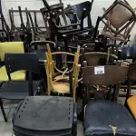 LOTE 038 - CADEIRAS INCOMPLETAS EM MADEIRA. (NO ESTADO, NÃO SABEMOS SE FUNCIONA. LEILÃO NÃO TEM GARANTIA E NEM DEVOLUÇÃO).