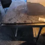 LOTE 207 - MESA DE INOX E MÁRMORE PARA ABRIR MASSA. (NO ESTADO, NÃO SABEMOS SE FUNCIONA. LEILÃO NÃO TEM GARANTIA E NEM DEVOLUÇÃO).
