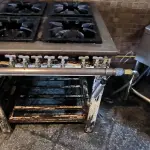 LOTE 206 - FOGÃO 4 BOCAS INDUSTRIAL. (NO ESTADO, NÃO SABEMOS SE FUNCIONA. LEILÃO NÃO TEM GARANTIA E NEM DEVOLUÇÃO).