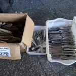 LOTE 272 - GARFOS, FACAS, COLHERES E FACAS DE PEIXE. (NO ESTADO, NÃO SABEMOS SE FUNCIONA. LEILÃO NÃO TEM GARANTIA E NEM DEVOLUÇÃO).