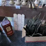 LOTE 241 - OBJETOS DECORATIVOS EM MADEIRA. (NO ESTADO, NÃO SABEMOS SE FUNCIONA. LEILÃO NÃO TEM GARANTIA E NEM DEVOLUÇÃO).