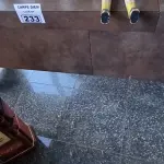 LOTE 233 - BALCÃO DE MADEIRA E RODINHAS. (NO ESTADO, NÃO SABEMOS SE FUNCIONA. LEILÃO NÃO TEM GARANTIA E NEM DEVOLUÇÃO).