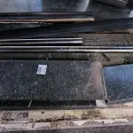 LOTE 150 - PLACAS CIMENTÍCIAS, PEDRAS DE GRANITO E PORTA TAÇAS EM MADEIRA. (NO ESTADO, NÃO SABEMOS SE FUNCIONA. LEILÃO NÃO TEM GARANTIA E NEM DEVOLUÇÃO).