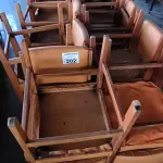 LOTE 202 - 28 CADEIRAS EM MADEIRA. (NO ESTADO, NÃO SABEMOS SE FUNCIONA. LEILÃO NÃO TEM GARANTIA E NEM DEVOLUÇÃO).