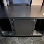 LOTE 176 - BANCADA INOX COM PORTA. (NO ESTADO, NÃO SABEMOS SE FUNCIONA. LEILÃO NÃO TEM GARANTIA E NEM DEVOLUÇÃO).