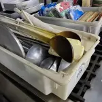 LOTE 075 - UTENSILIOS DE COZINHA DIVERSOS (COLHERES E CONCHAS INDUSTRIAIS). (NO ESTADO, NÃO SABEMOS SE FUNCIONA. LEILÃO NÃO TEM GARANTIA E NEM DEVOLUÇÃO).