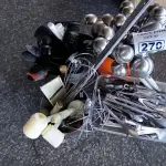 LOTE 270 - UTENSÍLIOS DIVERSOS PEQUENOS CONCHAS PEGADORES, COLHERES, FUÊ. (NO ESTADO, NÃO SABEMOS SE FUNCIONA. LEILÃO NÃO TEM GARANTIA E NEM DEVOLUÇÃO).