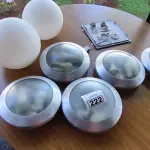 LOTE 222 - LUMINÁRIAS DIVERSAS (BOLA E QUADRADO). (NO ESTADO, NÃO SABEMOS SE FUNCIONA. LEILÃO NÃO TEM GARANTIA E NEM DEVOLUÇÃO).