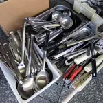 LOTE 268 - UTENSÍLIOS DE COZINHA (COLHERES E CONCHAS). (NO ESTADO, NÃO SABEMOS SE FUNCIONA. LEILÃO NÃO TEM GARANTIA E NEM DEVOLUÇÃO).