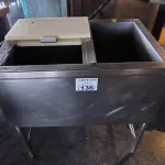 LOTE 136 - MESA CAIXA P/ GELO COM TÁBUA DE POLIETILENO. (NO ESTADO, NÃO SABEMOS SE FUNCIONA. LEILÃO NÃO TEM GARANTIA E NEM DEVOLUÇÃO).