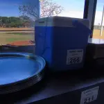 LOTE 266 - COOLER, BANDEJAS DE GARÇOM E CAIXAS DE CHÁ. (NO ESTADO, NÃO SABEMOS SE FUNCIONA. LEILÃO NÃO TEM GARANTIA E NEM DEVOLUÇÃO).