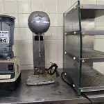 LOTE 094 - VITAMIX , SHAKEIRA, AQUECEDOR DE XICARA, (NO ESTADO, NÃO SABEMOS SE FUNCIONA. LEILÃO NÃO TEM GARANTIA E NEM DEVOLUÇÃO).