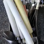 LOTE 267 - UTENSÍLIOS DE COZINHA GRANDES (ROLO DE MASSA, COLHERES E CONCHAS). (NO ESTADO, NÃO SABEMOS SE FUNCIONA. LEILÃO NÃO TEM GARANTIA E NEM DEVOLUÇÃO).