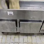 LOTE 054 - BALCÃO REFRIGERADO DUAS PORTAS C/ PISTA FRIA. (NO ESTADO, NÃO SABEMOS SE FUNCIONA. LEILÃO NÃO TEM GARANTIA E NEM DEVOLUÇÃO).