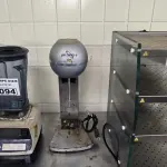 LOTE 094 - VITAMIX , SHAKEIRA, AQUECEDOR DE XICARA, (NO ESTADO, NÃO SABEMOS SE FUNCIONA. LEILÃO NÃO TEM GARANTIA E NEM DEVOLUÇÃO).