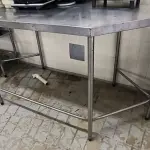 LOTE 098 - MESA DE INOX EM HEXÁGONO. (NO ESTADO, NÃO SABEMOS SE FUNCIONA. LEILÃO NÃO TEM GARANTIA E NEM DEVOLUÇÃO).