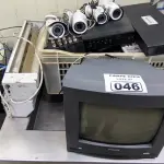 LOTE 046 - 01 EQUIPAMENTO DVR, 01 SUITE, TELEFONES, 04 CAMERAS, CALCULADORAS, 02 LÂMPADAS DE MOSQUITO. (NO ESTADO, NÃO SABEMOS SE FUNCIONA. LEILÃO NÃO TEM GARANTIA E NEM DEVOLUÇÃO).