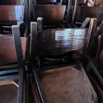 LOTE 200 - 40 CADEIRAS EM MADEIRA. (NO ESTADO, NÃO SABEMOS SE FUNCIONA. LEILÃO NÃO TEM GARANTIA E NEM DEVOLUÇÃO).