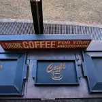 LOTE 237 - BANDEJAS DE COURO PARA CAFÉ E PLACA DE MADEIRA DECORATIVA. (NO ESTADO, NÃO SABEMOS SE FUNCIONA. LEILÃO NÃO TEM GARANTIA E NEM DEVOLUÇÃO).