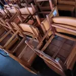 LOTE 201 - 24 CADEIRAS EM MADEIRA. (NO ESTADO, NÃO SABEMOS SE FUNCIONA. LEILÃO NÃO TEM GARANTIA E NEM DEVOLUÇÃO).