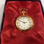 LOTE 047 - 01 RELÓGIO DE BOLSO ANALÓGICO. (NO ESTADO) ATENÇÃO! FAZER A VISITAÇÃO ANTES DE ARREMATAR, NÃO SABEMOS SE FUNCIONA. LEILÃO NÃO TEM GARANTIA E NEM DEVOLUÇÃO, SUJEITO A POSSÍVEIS AVARIAS VISÍVEIS/OCULTAS E/OU AUSÊNCIA DE COMPONENTES.