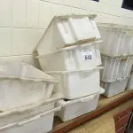 LOTE 042 - CAIXAS PLÁSTICAS DE TRANSPORTE DIVERSOS TAMANHOS. (NO ESTADO, NÃO SABEMOS SE FUNCIONA. LEILÃO NÃO TEM GARANTIA E NEM DEVOLUÇÃO).