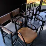 LOTE 198 - 07 CADEIRAS INFANTIS EM MADEIRA. (NO ESTADO, NÃO SABEMOS SE FUNCIONA. LEILÃO NÃO TEM GARANTIA E NEM DEVOLUÇÃO).