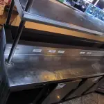 LOTE 135 - BALCÃO REFRIGERADO TRÊS PORTAS C/ PRATELEIRA. (NO ESTADO, NÃO SABEMOS SE FUNCIONA. LEILÃO NÃO TEM GARANTIA E NEM DEVOLUÇÃO). 