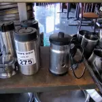 LOTE 275 - PORTA QUEIJO, AQUECEDOR DE LEITE NESPRESSO, PRENSA FRANCESA PARA CAFÉ, BOWLS DE INOX, GARRAFAS TÉRMICAS. (NO ESTADO, NÃO SABEMOS SE FUNCIONA. LEILÃO NÃO TEM GARANTIA E NEM DEVOLUÇÃO).