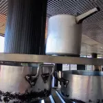 LOTE 281 - 05 PANELAS DE ALUMÍNIO E 1 PANELA DE PRESSÃO. (NO ESTADO, NÃO SABEMOS SE FUNCIONA. LEILÃO NÃO TEM GARANTIA E NEM DEVOLUÇÃO).