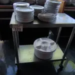 LOTE 175 - 01 BANCADAS DE INOX COM RODINHA PEQUENA. (NO ESTADO, NÃO SABEMOS SE FUNCIONA. LEILÃO NÃO TEM GARANTIA E NEM DEVOLUÇÃO).