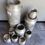 LOTE 186 - LEITEIRAS EM ALUMÍNIO DECORATIVOS. (NO ESTADO, NÃO SABEMOS SE FUNCIONA. LEILÃO NÃO TEM GARANTIA E NEM DEVOLUÇÃO).