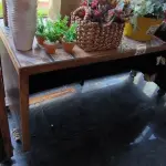 LOTE 232 - BALCÃO DE MADEIRA E RODINHAS COM TAMPO DE CERÂMICA. (NO ESTADO, NÃO SABEMOS SE FUNCIONA. LEILÃO NÃO TEM GARANTIA E NEM DEVOLUÇÃO).