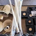 LOTE 182 - LUMINÁRIAS E LÂMPADAS DIVERSAS. (NO ESTADO, NÃO SABEMOS SE FUNCIONA. LEILÃO NÃO TEM GARANTIA E NEM DEVOLUÇÃO).