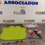 LOTE 363 - 01 LOTE COM 02 COLEIRAS AJUSTÁVEIS E BRINQUEDOS PARA GATOS E 01 TAPETE. (NOVO) (NO ESTADO) ATENÇÃO! FAZER A VISITAÇÃO ANTES DE ARREMATAR, NÃO SABEMOS SE FUNCIONA. LEILÃO NÃO TEM GARANTIA E NEM DEVOLUÇÃO, SUJEITO A POSSÍVEIS AVARIAS VISÍVEIS/OCULTAS E/OU AUSÊNCIA DE COMPONENTES.