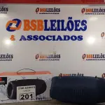 LOTE 201 - 01 CAIXA DE SOM WIRELESS COM CABOS E ALÇA TAMANHO G. (NOVO) (NO ESTADO) ATENÇÃO! FAZER A VISITAÇÃO ANTES DE ARREMATAR, NÃO SABEMOS SE FUNCIONA. LEILÃO NÃO TEM GARANTIA E NEM DEVOLUÇÃO, SUJEITO A POSSÍVEIS AVARIAS VISÍVEIS/OCULTAS E/OU AUSÊNCIA DE COMPONENTES.