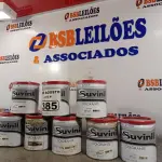 LOTE 385 - 08 LATAS DE COLORANTE SUVINIL. (NO ESTADO) ATENÇÃO! FAZER A VISITAÇÃO ANTES DE ARREMATAR, NÃO SABEMOS SE FUNCIONA. LEILÃO NÃO TEM GARANTIA E NEM DEVOLUÇÃO, SUJEITO A POSSÍVEIS AVARIAS VISÍVEIS/OCULTAS E/OU AUSÊNCIA DE COMPONENTES.