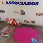 LOTE 351 - 01 LOTE COM COLEIRAS AJUSTÁVEIS E BRINQUEDOS PARA GATOS E 01 TAPETE. (NOVO) (NO ESTADO) ATENÇÃO! FAZER A VISITAÇÃO ANTES DE ARREMATAR, NÃO SABEMOS SE FUNCIONA. LEILÃO NÃO TEM GARANTIA E NEM DEVOLUÇÃO, SUJEITO A POSSÍVEIS AVARIAS VISÍVEIS/OCULTAS E/OU AUSÊNCIA DE COMPONENTES.