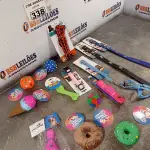 LOTE 338 - 01 LOTE COM VÁRIOS BRINQUEDOS PARA PET. (NOVO) (NO ESTADO) ATENÇÃO! FAZER A VISITAÇÃO ANTES DE ARREMATAR, NÃO SABEMOS SE FUNCIONA. LEILÃO NÃO TEM GARANTIA E NEM DEVOLUÇÃO, SUJEITO A POSSÍVEIS AVARIAS VISÍVEIS/OCULTAS E/OU AUSÊNCIA DE COMPONENTES.