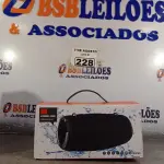LOTE 228 - 01 CAIXA DE SOM WIRELESS COM CABO E ALÇA CINZA. (NOVO) (NO ESTADO) ATENÇÃO! FAZER A VISITAÇÃO ANTES DE ARREMATAR, NÃO SABEMOS SE FUNCIONA. LEILÃO NÃO TEM GARANTIA E NEM DEVOLUÇÃO, SUJEITO A POSSÍVEIS AVARIAS VISÍVEIS/OCULTAS E/OU AUSÊNCIA DE COMPONENTES.