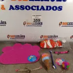 LOTE 359 - 01 LOTE COM 01 COLEIRA AJUSTÁVEL E BRINQUEDOS PARA GATOS E 01 TAPETE. (NOVO) (NO ESTADO) ATENÇÃO! FAZER A VISITAÇÃO ANTES DE ARREMATAR, NÃO SABEMOS SE FUNCIONA. LEILÃO NÃO TEM GARANTIA E NEM DEVOLUÇÃO, SUJEITO A POSSÍVEIS AVARIAS VISÍVEIS/OCULTAS E/OU AUSÊNCIA DE COMPONENTES.