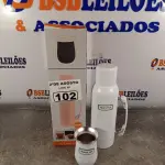 LOTE 102 - 01 GARRAFA TÉRMICA 1 LITRO + 01 COPO DE 160ML. (NOVO) (NO ESTADO) ATENÇÃO! FAZER A VISITAÇÃO ANTES DE ARREMATAR, NÃO SABEMOS SE FUNCIONA. LEILÃO NÃO TEM GARANTIA E NEM DEVOLUÇÃO, SUJEITO A POSSÍVEIS AVARIAS VISÍVEIS/OCULTAS E/OU AUSÊNCIA DE COMPONENTES.