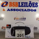 LOTE 201 - 01 CAIXA DE SOM WIRELESS COM CABOS E ALÇA TAMANHO G. (NOVO) (NO ESTADO) ATENÇÃO! FAZER A VISITAÇÃO ANTES DE ARREMATAR, NÃO SABEMOS SE FUNCIONA. LEILÃO NÃO TEM GARANTIA E NEM DEVOLUÇÃO, SUJEITO A POSSÍVEIS AVARIAS VISÍVEIS/OCULTAS E/OU AUSÊNCIA DE COMPONENTES.
