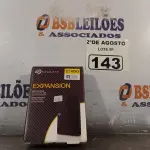 LOTE 143 - 01 HD ESTERNO 2TB EXPANSIÓN HDD. (NOVO) (NO ESTADO) ATENÇÃO! FAZER A VISITAÇÃO ANTES DE ARREMATAR, NÃO SABEMOS SE FUNCIONA. LEILÃO NÃO TEM GARANTIA E NEM DEVOLUÇÃO, SUJEITO A POSSÍVEIS AVARIAS VISÍVEIS/OCULTAS E/OU AUSÊNCIA DE COMPONENTES.