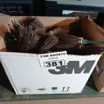 LOTE 381 - 01 LOTE COM VÁRIAS VASSOURAS PEQUENAS. (NO ESTADO) ATENÇÃO! FAZER A VISITAÇÃO ANTES DE ARREMATAR, NÃO SABEMOS SE FUNCIONA. LEILÃO NÃO TEM GARANTIA E NEM DEVOLUÇÃO, SUJEITO A POSSÍVEIS AVARIAS VISÍVEIS/OCULTAS E/OU AUSÊNCIA DE COMPONENTES.