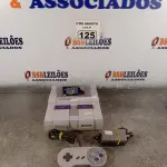 LOTE 125 - 01 SUPER NINTENDO. (NO ESTADO) ATENÇÃO! FAZER A VISITAÇÃO ANTES DE ARREMATAR, NÃO SABEMOS SE FUNCIONA. LEILÃO NÃO TEM GARANTIA E NEM DEVOLUÇÃO, SUJEITO A POSSÍVEIS AVARIAS VISÍVEIS/OCULTAS E/OU AUSÊNCIA DE COMPONENTES.