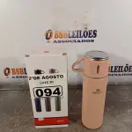 LOTE 094 - 01 GARRAFA TÉRMICA COM A TAMPA NO FORMATO DE XÍCARA. (NOVO) (NO ESTADO) ATENÇÃO! FAZER A VISITAÇÃO ANTES DE ARREMATAR, NÃO SABEMOS SE FUNCIONA. LEILÃO NÃO TEM GARANTIA E NEM DEVOLUÇÃO, SUJEITO A POSSÍVEIS AVARIAS VISÍVEIS/OCULTAS E/OU AUSÊNCIA DE COMPONENTES.