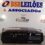 LOTE 192 - 01 PROJETOR MULTIMIDIA MARCA EPSON. (NO ESTADO) ATENÇÃO! FAZER A VISITAÇÃO ANTES DE ARREMATAR, NÃO SABEMOS SE FUNCIONA. LEILÃO NÃO TEM GARANTIA E NEM DEVOLUÇÃO, SUJEITO A POSSÍVEIS AVARIAS VISÍVEIS/OCULTAS E/OU AUSÊNCIA DE COMPONENTES.
