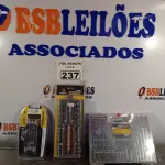 LOTE 237 - 01 KIT CHAVE ALLEN TIPO CANIVETE COM 08 PEÇAS, 01 KIT CHAVE INTERCAMBIÁVEL MULTIFUNCIONAL COM 01 CABO, 16 BITS, 01 ESTOJO E 10 SOQUETES E 01 KIT DE 300 PEÇAS PARA BROCAS DE METAL, ALVENARIA E MADEIRA. (NOVO) (NO ESTADO) ATENÇÃO! FAZER A VISITAÇÃO ANTES DE ARREMATAR, NÃO SABEMOS SE FUNCIONA. LEILÃO NÃO TEM GARANTIA E NEM DEVOLUÇÃO, SUJEITO A POSSÍVEIS AVARIAS VISÍVEIS/OCULTAS E/OU AUSÊNCIA DE COMPONENTES.